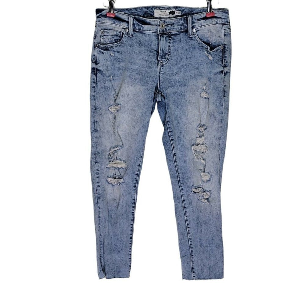 Torrid Boyfriend Distressed Jeans Raw Hem Ripped Light Wash 32X28 Size 10